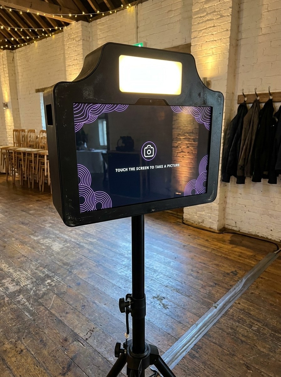De zwarte photobooth op statief in een feestzaal